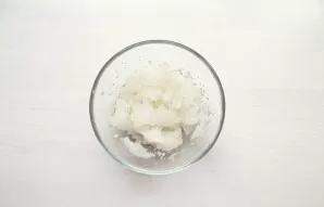 Pour gelatin with water, mix and leave for 40-50 minutes to swell, depending on the gelatin. Follow the instructions on the gelatin package.