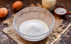 Pour half a glass of sugar into a deep convenient bowl, add semolina.