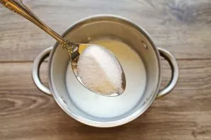 Pour milk into the pot and add sugar.