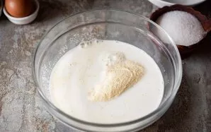 Put the semolina in a large bowl and pour it with milk.