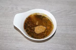 Prepare the marinade. Mix honey, soy sauce, mustard, oil, spices for meat.