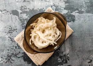 Peel the onion and cut it into half rings. Add a little salt, sugar, vegetable oil, vinegar to the onion, mix and leave to marinate.