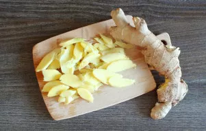 Peel the ginger. Cut into thin slices.