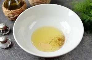 Pour oil, vinegar, pepper and a little salt into a deep bowl, the marinade should not be salted, note that the herring is salted. If the ...