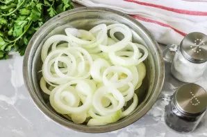 Peel the onion, wash it and cut it into rings at least 0.5 cm thick.