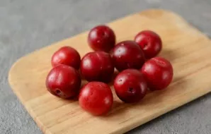 Rinse the plums, dry them, make punctures in several places.