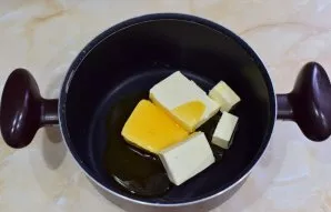 Mix the butter with honey and melt it on the stove. Then cool so that the mixture is not hot.