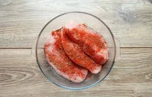 Wash the steaks and dry them well. Sprinkle them with paprika, chili and spices.
