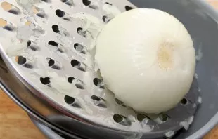 Grate the onion on a coarse grater and fry in oil until golden.