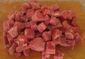 Rinse the beef, dry it and cut it into small pieces.