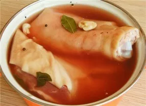 Dip the drumsticks in a marinade of warm water, chopped garlic, cumin, salt and spices. Leave in the marinade for a day or two.