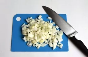 Cut the onion into cubes.