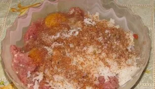 Beat the eggs and a teaspoon of salt, pepper and meat seasonings each.