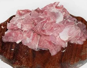 In this case, the minced meat will be made with beef and turkey, but you can use any other combinations to make the meatballs with tomato...