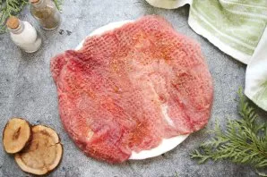 Peel the films and veins from the loin, cut lengthwise without cutting to the end and spread out. Beat the meat, salt, pepper and sprinkl...