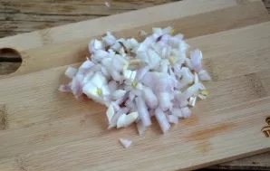 Finely chop the onion.