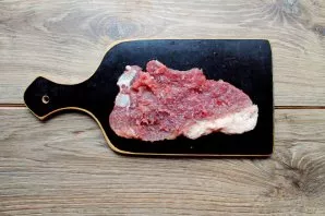 Cut the meat into steaks and beat well, salt and sprinkle with pepper.