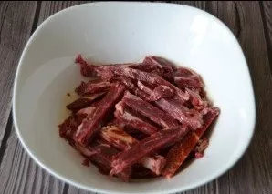 Cut the slightly frozen meat into long ones. Marinate for 20-30 minutes in soy sauce.