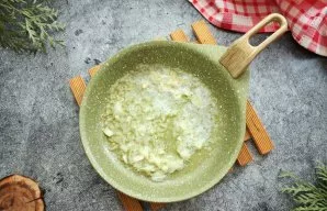 Peel the onions and garlic and chop finely. Put butter in a pan and melt over low heat. Add chopped onions and half the garlic, stirring,...