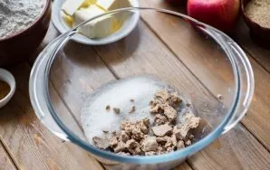 Prepare the dough. Rub fresh yeast with your fingers into a bowl, put 1-2 tablespoons in it.