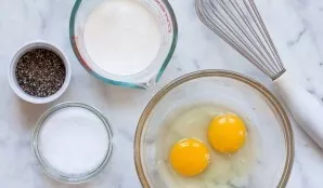 Mix eggs, pour in cream and ground black pepper.