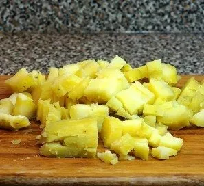 Cut the potatoes into small cubes.