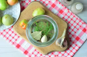 Add spices  garlic, bay leaf, dill and pepper peas  to the bottom of the sterilized jar.