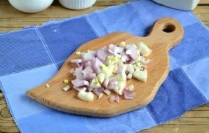 Cut small onions into half rings, large ones into quarters.