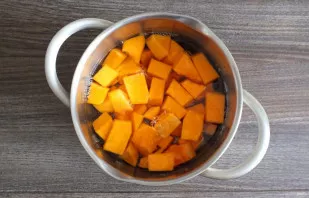 Peel the pumpkin, cut into medium pieces. Fill with water so that it slightly covers the pumpkin. Put and over medium heat, cook until th...