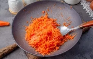 Peel the carrots and grate on a fine grater, salt.