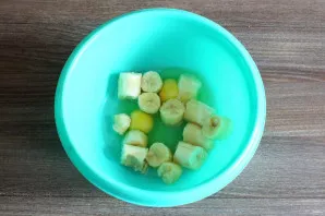 In a bowl, mix the bananas, eggs and sugar. Crush with a blender until smooth.