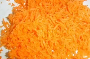 I peel and wash all the carrots, grate them on a fine grater (if you want, a coarse grater is also possible) and put them in a bowl.