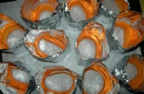 I form rings from foil. I take 2 slices of carrots and put them in a ring-shaped foil cup.