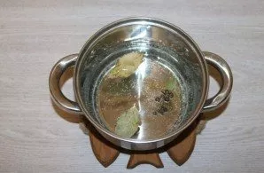 Prepare the brine. Boil water with bay leaves, pepper and cloves and boil for 5 minutes.