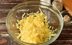 Peel the potatoes and grate them on a coarse grater.
