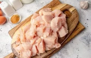 Wash the chicken fillet, dry and cut into medium-sized pieces.