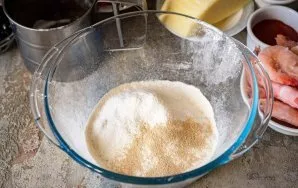 Sift the flour into a bowl and add the yeast to it. Stir.