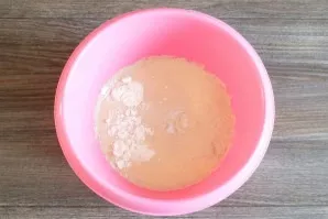 In a bowl, mix warm milk, yeast, sugar and 2 teaspoons of flour. Stir and let stand for 20 minutes.