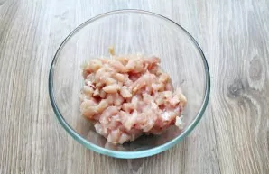 Wash the chicken fillet, dry it and cut it finely.