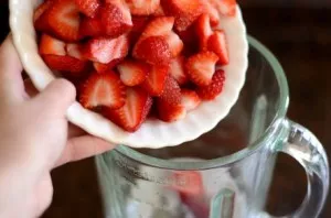 Shake 340 grams of strawberries into a blender.