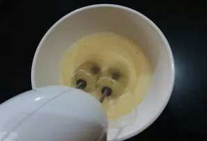 Beat the eggs for 5 minutes.