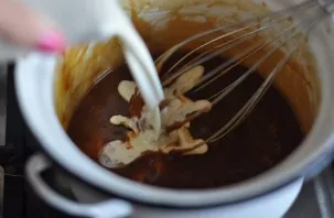 Dissolve sugar by gently stirring. As soon as it dissolves, we add a warm cream in a slow stream. Stir until smooth and remove from heat....