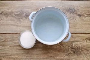 Pour water into the pot and add sugar. Put the pot on medium heat, bring to a boil.