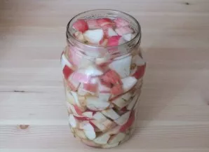 Take a liter jar and fill it with chopped apples to the top.