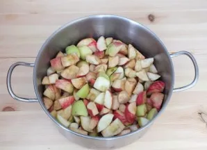 Wash the apples, cut into slices. Put in a non-stick saucepan. Pour water and put on the fire a little below medium. Stir occasionally.