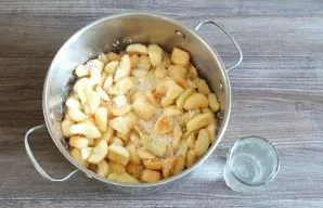 Peel the apples, clean the seeds. Transfer to a pot, add sugar, add water. Leave at room temperature for 8 hours.
