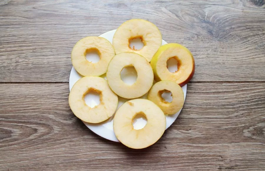 Wash the apples, clean them and cut them into rings 0.5 cm thick. Take out the middle, the hole should be at least 2 centimeters.