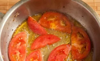 Cut the tomatoes into slices and lightly fry.