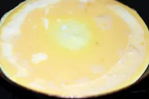 Heat the oil in a pan and pour in the egg mixture. The heat is minimal.