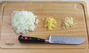 Cut the onions into small cubes, and chop the garlic and ginger with a knife.